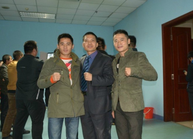 與王偉、武林風教練合影